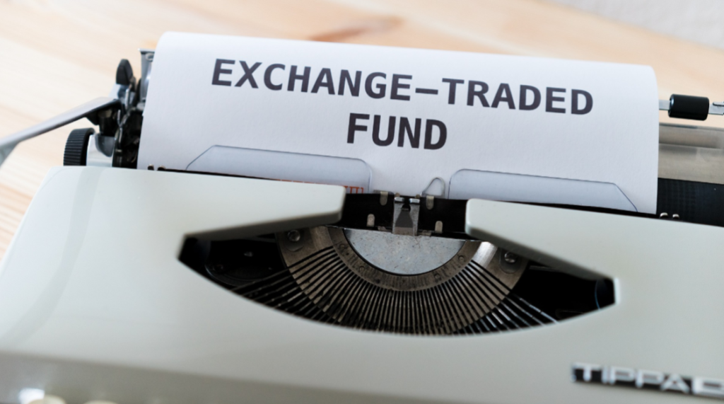 Una macchina sa scrivere con un foglio su cui è scritto Exchange Traded Fund