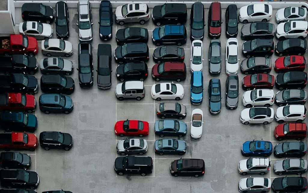 Numerose automobili parcheggiate da un concessionario