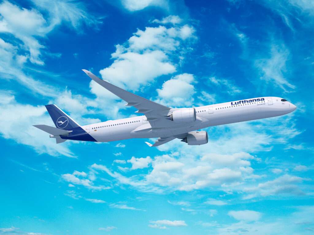 Un aereo Lufthansa poco dopo il decollo