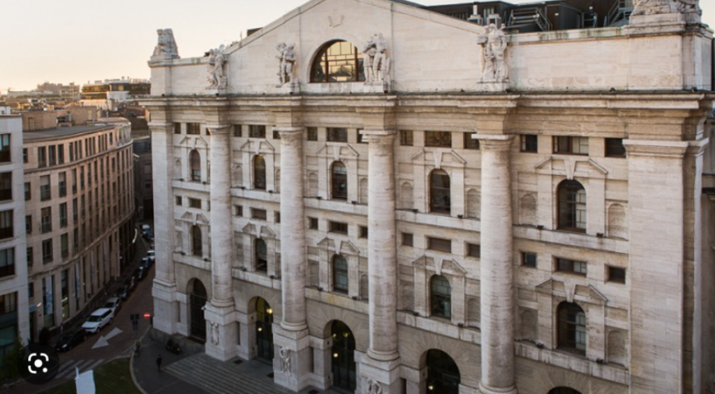 La sede di Borsa Italiana, a Palazzo Mezzanotte, con davanti, al centro della piazza, la statua del dito