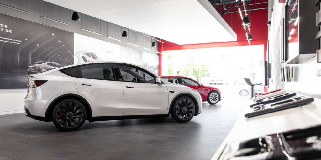 Autovetture Tesla di colore rosso e bianco