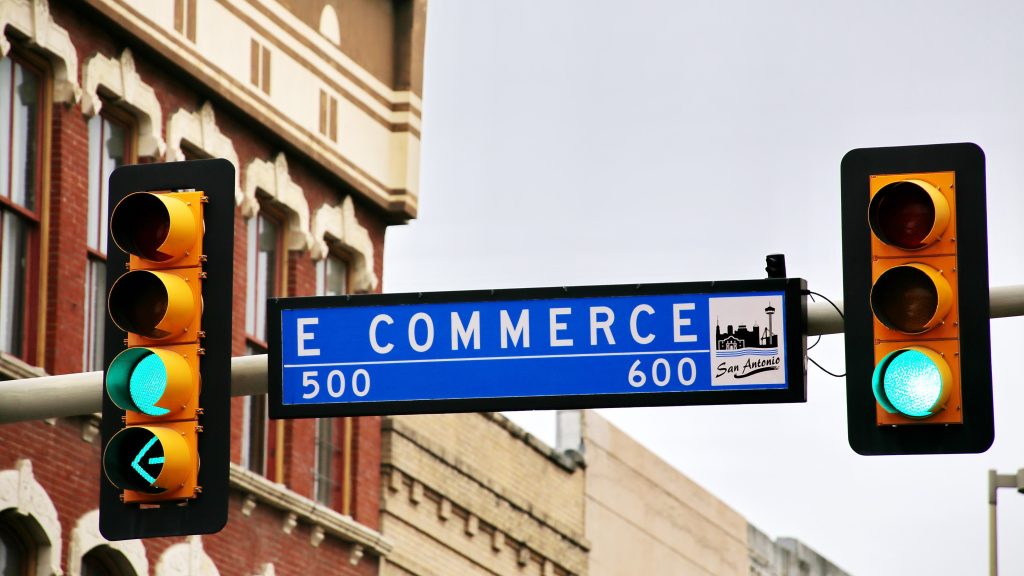 Un cartello nella città di San Antonio con il nome della via e Commerce