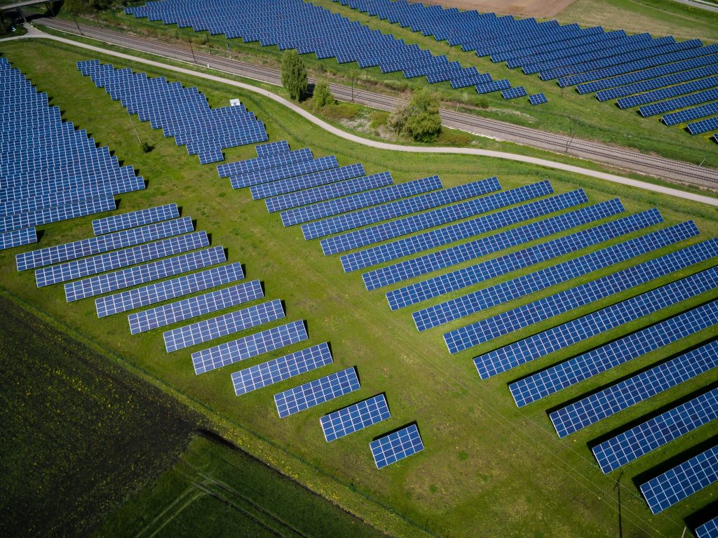 Un campo coperto di pannelli solari