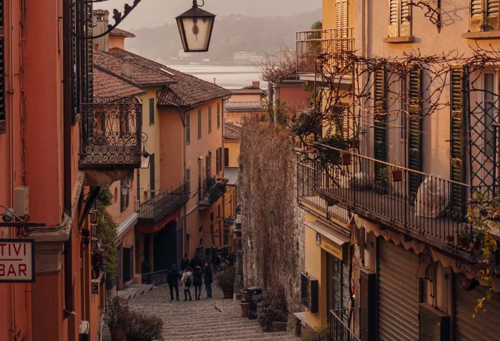 Case lungo la via di un borgo italiano