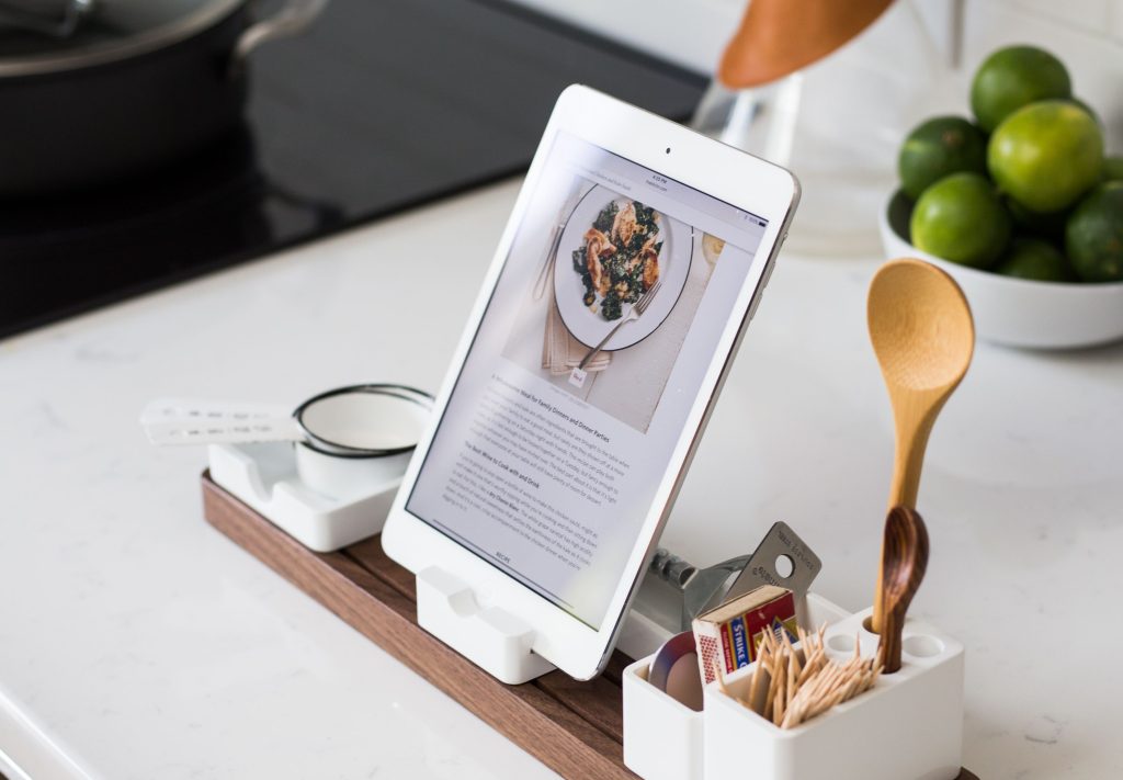 Un tablet con cui si possono comandare gli oggetti di una casa grazie all'IoT