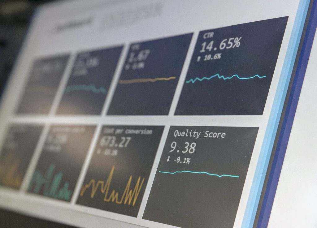 Uno schermo di un portatile con diversi indicatori di qualità grafici