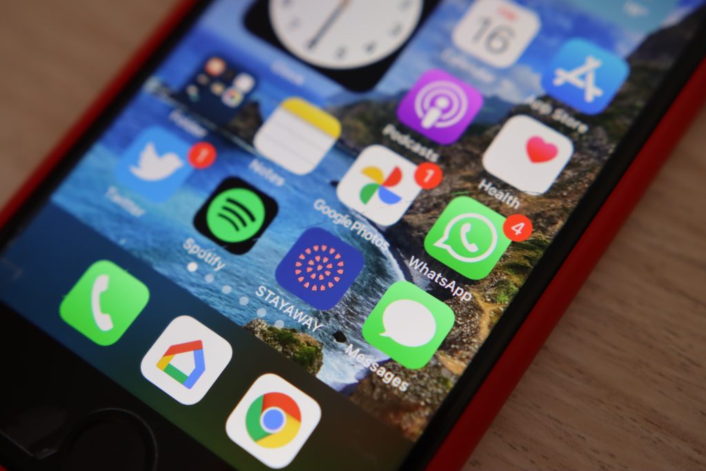 Un telefonino con le principali app.