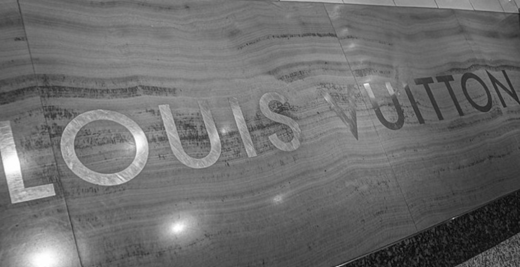 L'insegna LVMH all'ingresso di un negozio