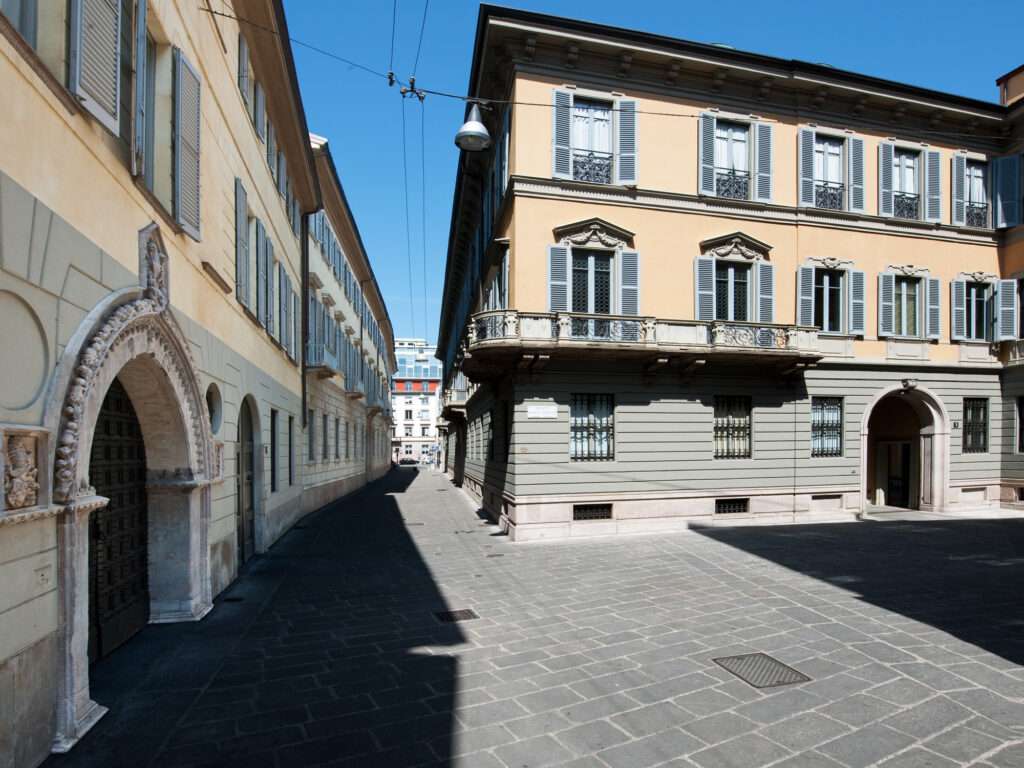 Un'immagine assolata di Piazzetta Cuccia dove ha sede Mediobanca