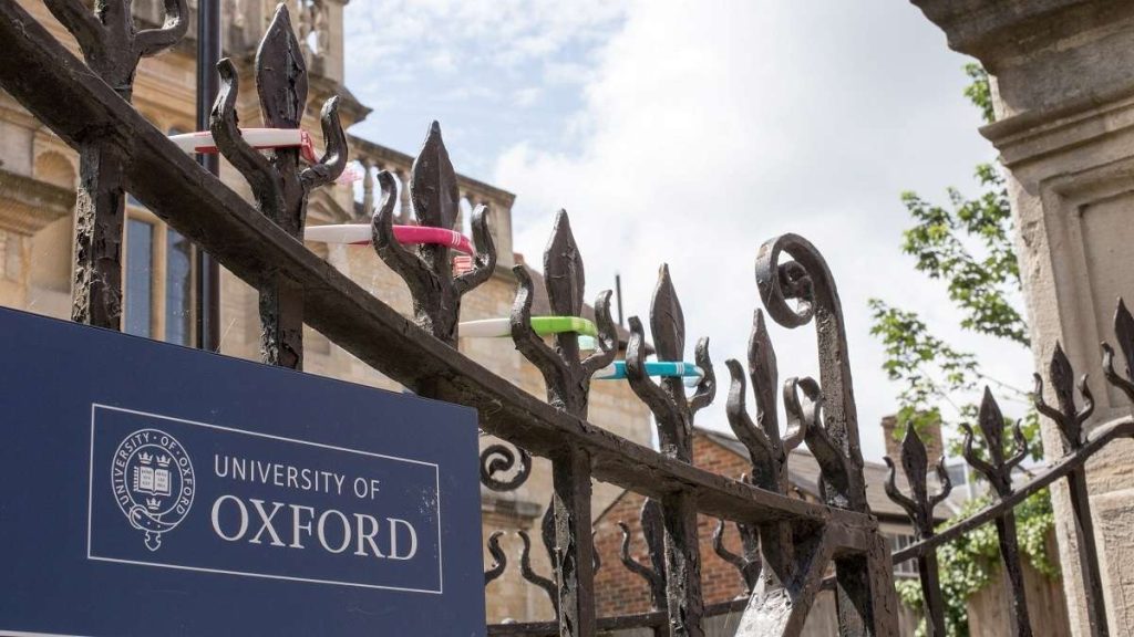 Due studenti nella biblioteca di Oxford