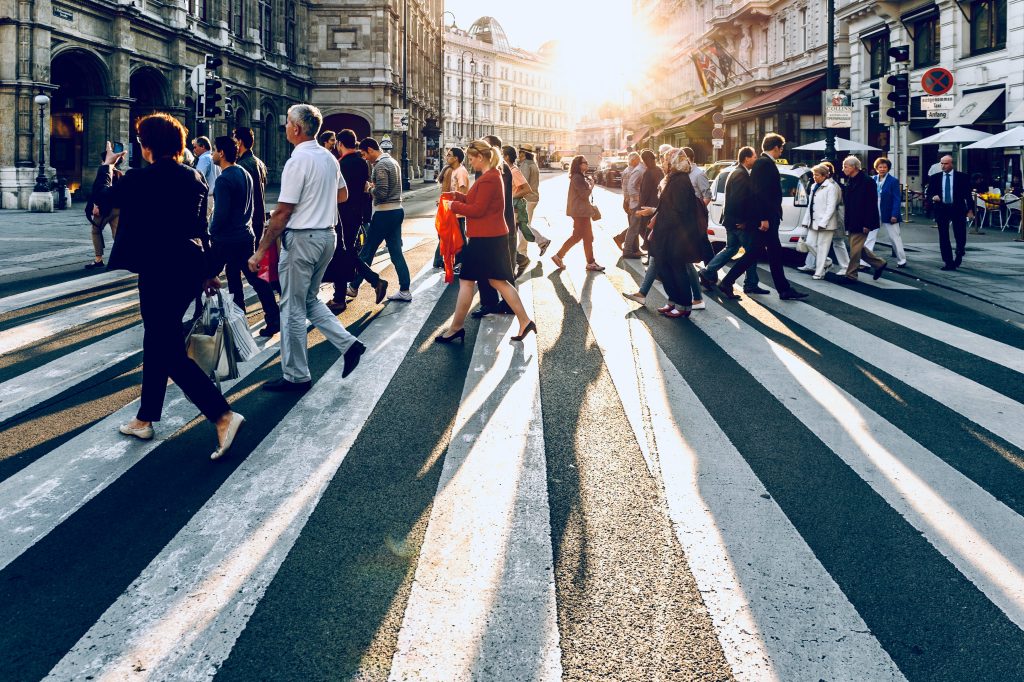 Un gruppo di persone attraversa una strada sulle strisce pedonali