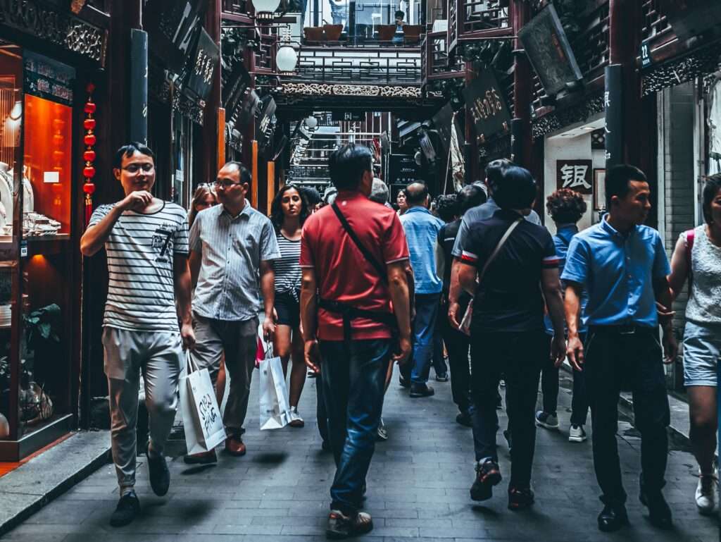 Persone a passeggio per le strade di Pechino in Cina