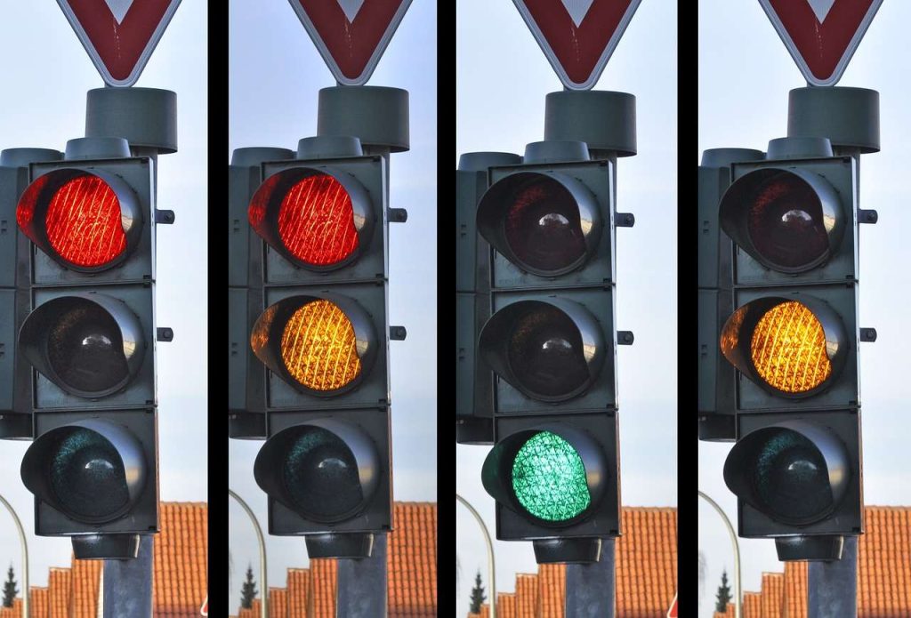 Quattro semafori indicano diversi coloro, dal rosso al verde