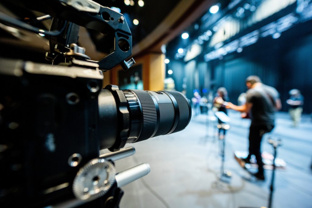 Una telecamera in uno studio di Vivendi