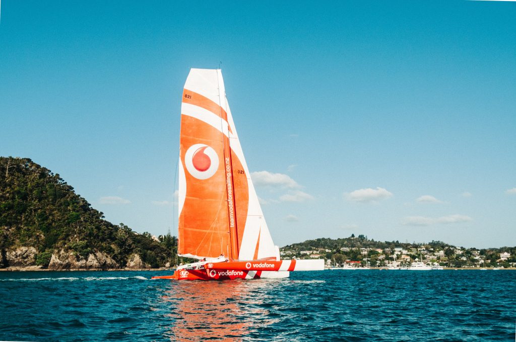 Una barca a vela con sponsorizzazione Vodafone