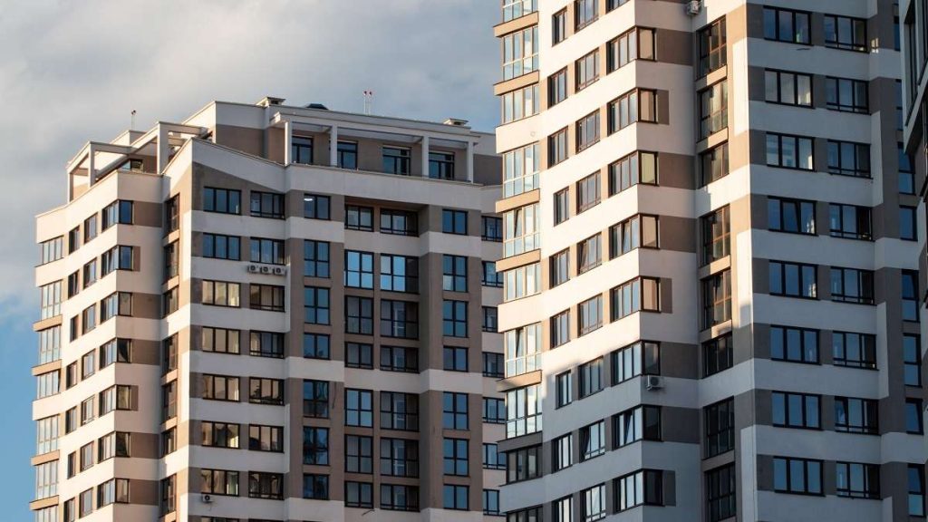 Un condominio in classe energetica G, uno degli immobili che dovranno esser riqualificati con nuova norma UE