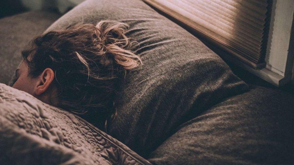 Una donna che riposa