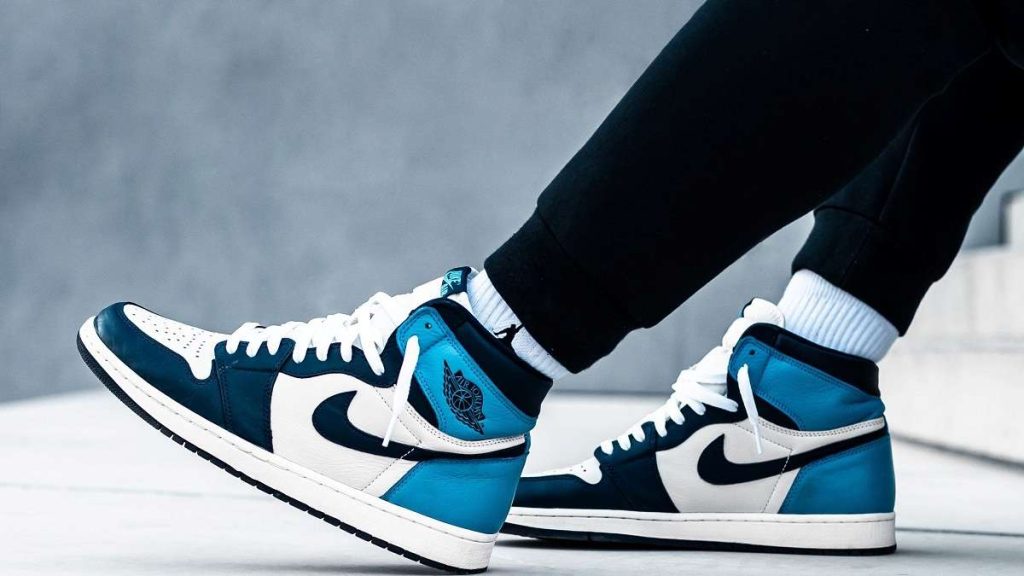 Una donna indossa sneakers