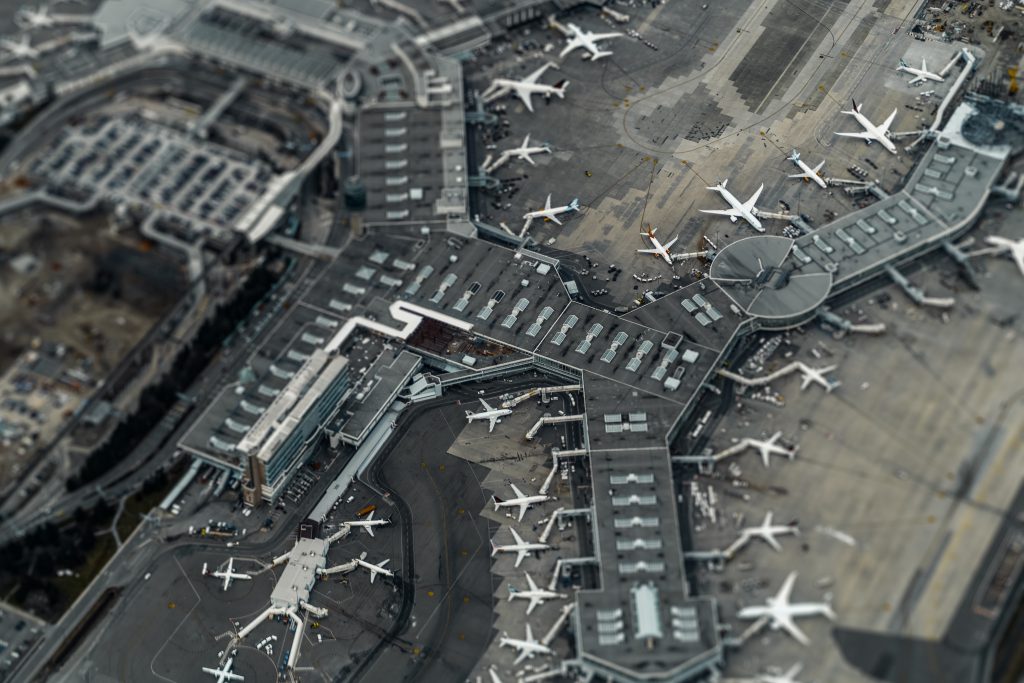 Un grande aeroporto visto dall'alto con numerosi aerei parcheggiati ai gate