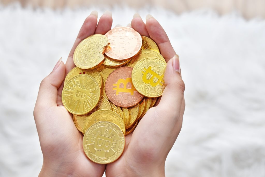Una manciata di criptovalute tenute in due mani