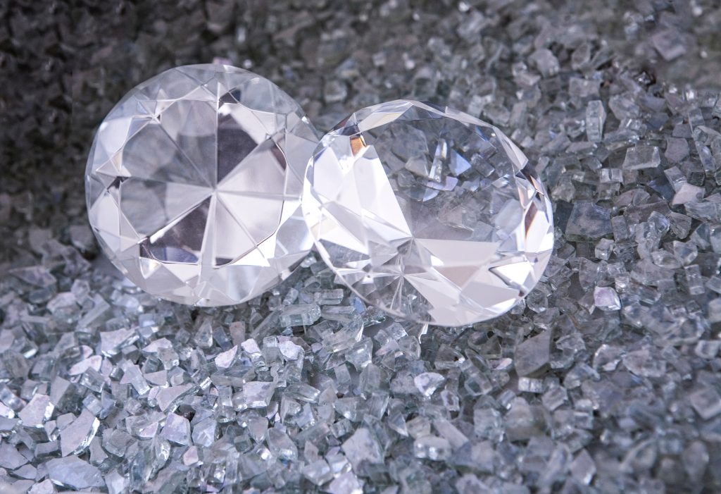 Due diamanti su un letto di pietre trasparenti