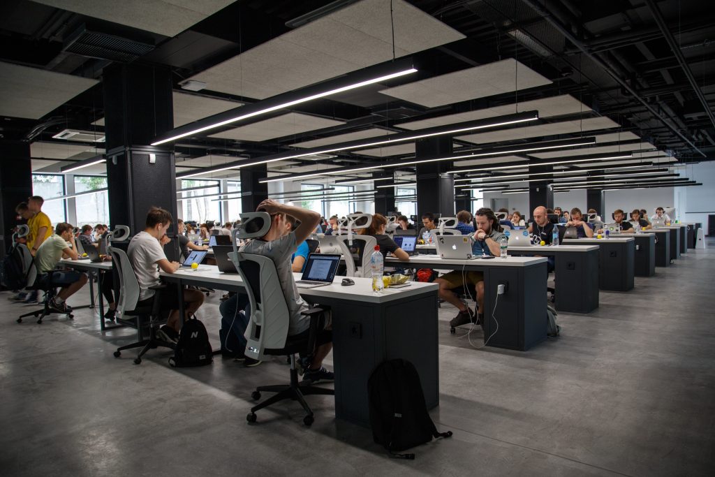 Un ufficio con numerose postazioni open space
