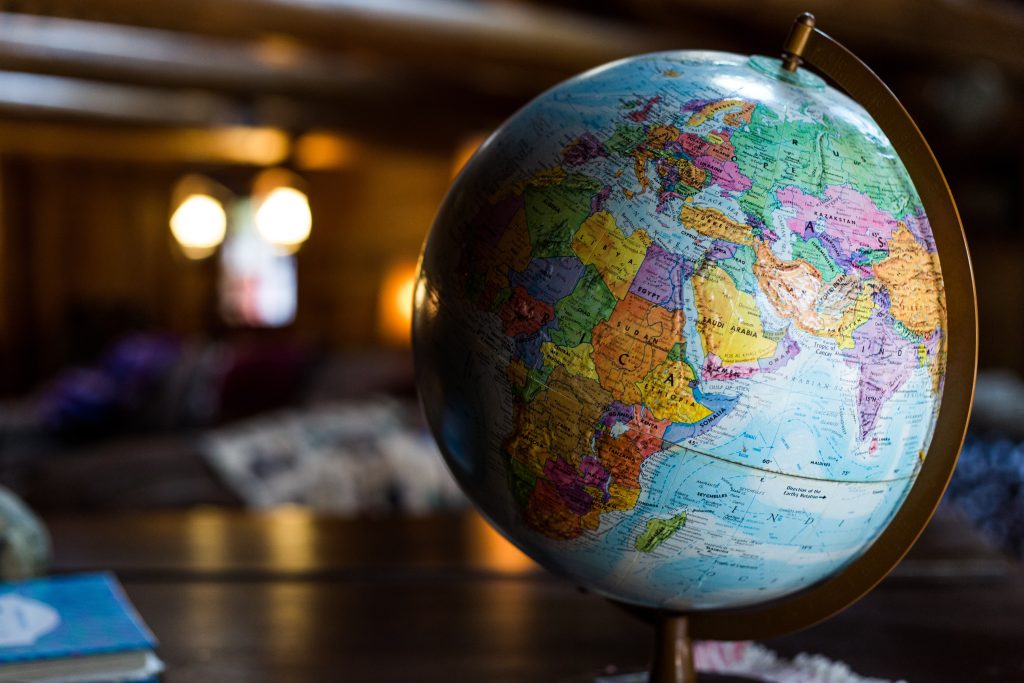 Un mappamondo che mostra i paesi orientali nella faccia illuminata dalla luce