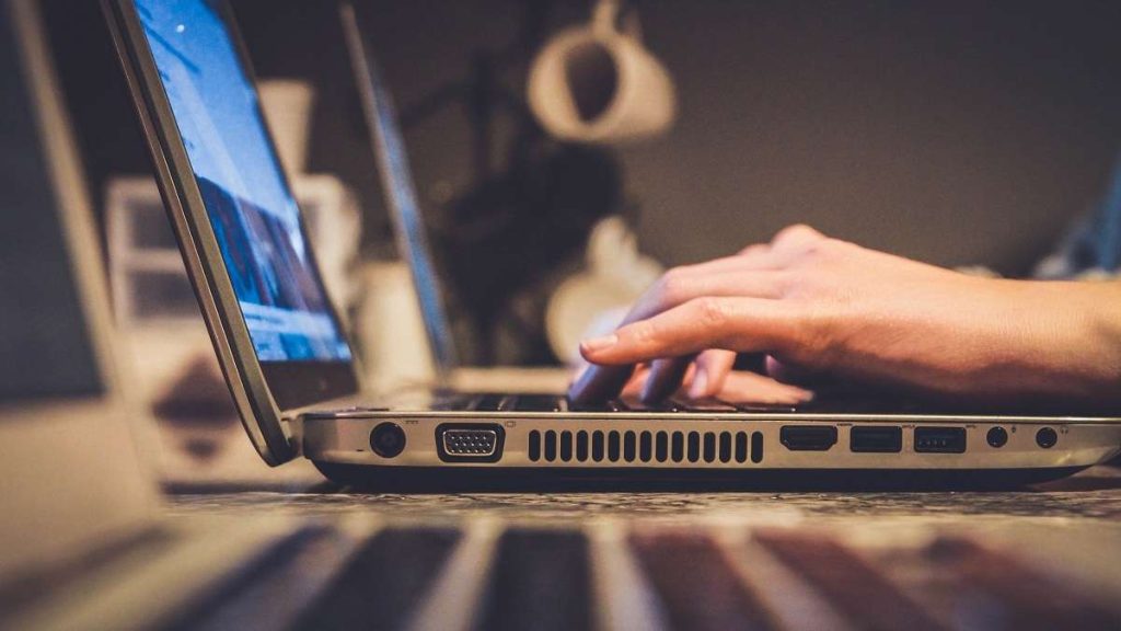 Un uomo al computer alle prese con la PEC