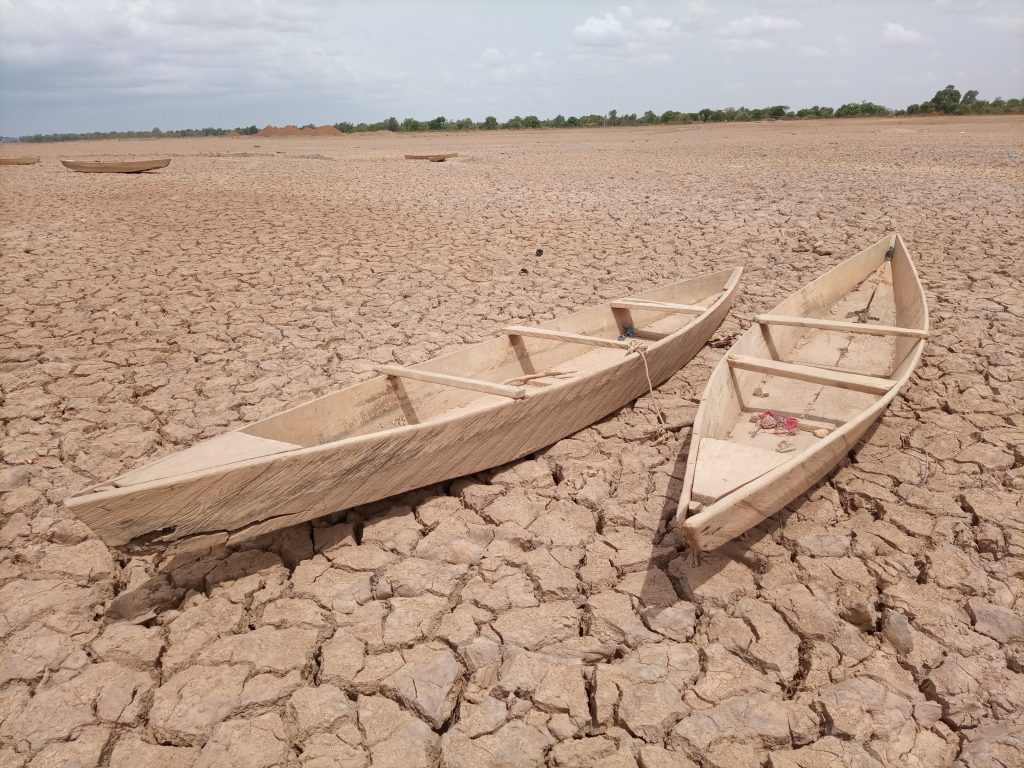 Due barche di legno isolate in un corso d'acqua asciutto per la siccità
