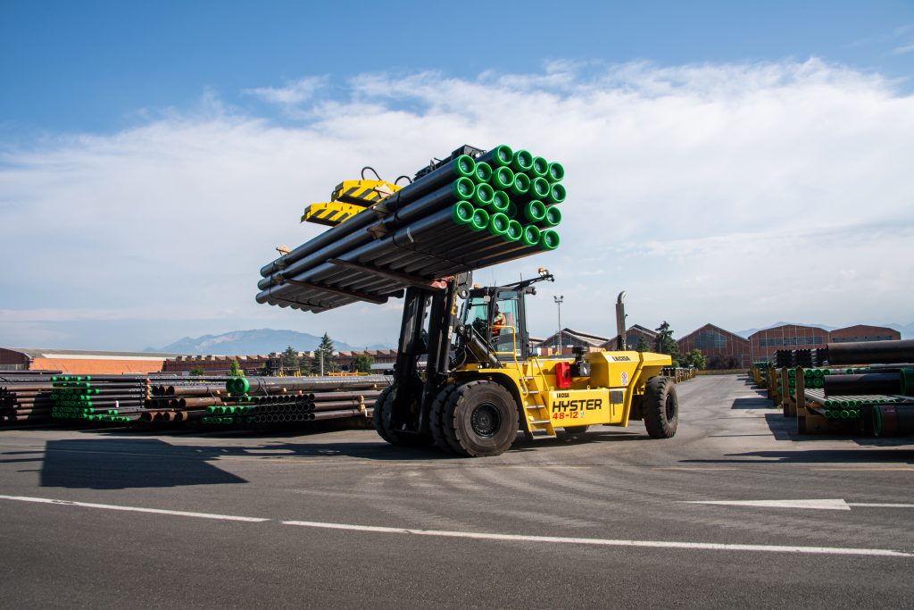 Un carrello elevatore trasporta una serie di sei tubi nello stabilimento Tenaris di Dalmin