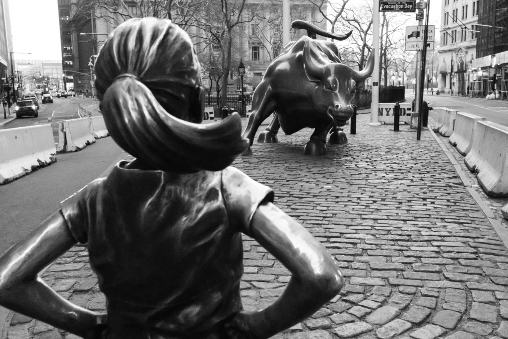 La statua del toro e della bambina che lo fronteggia davanti a Wall Street, la Borsa degli Stati Uniti