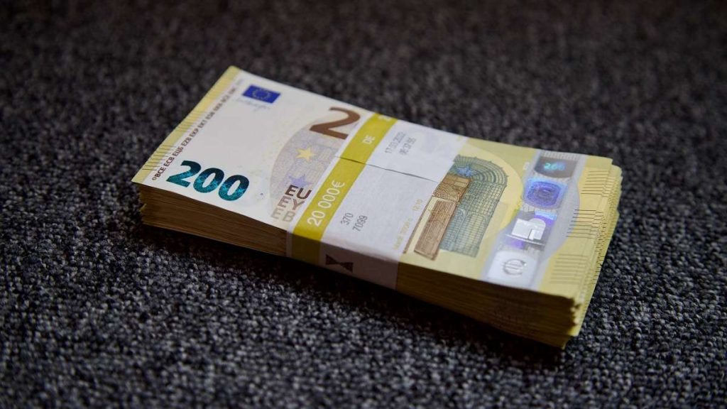 Un mazzetto di banconote da 200 euro