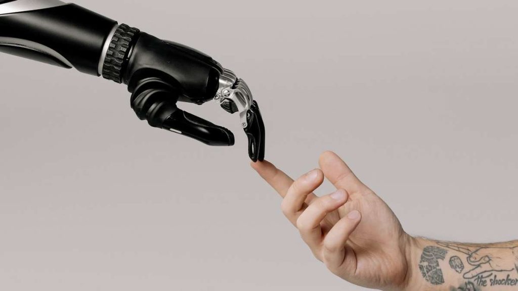 Una mano robotica e una umana si toccano