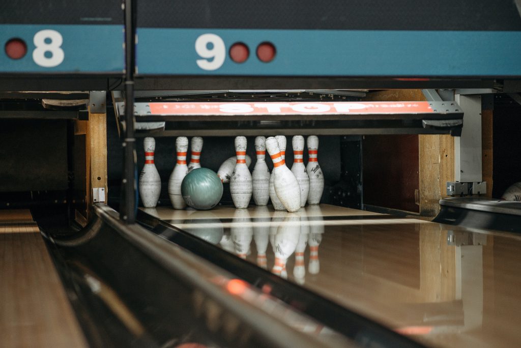 Una palla da bowling abbatte alcuni birilli al termine della sua corsa