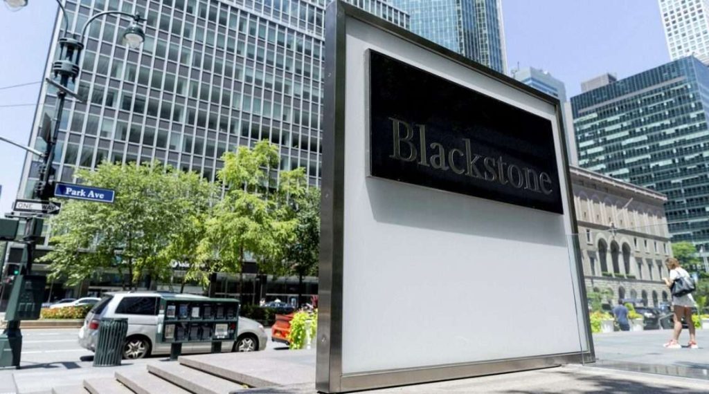 Il logo di Balckstone all'esterno di una sede della società