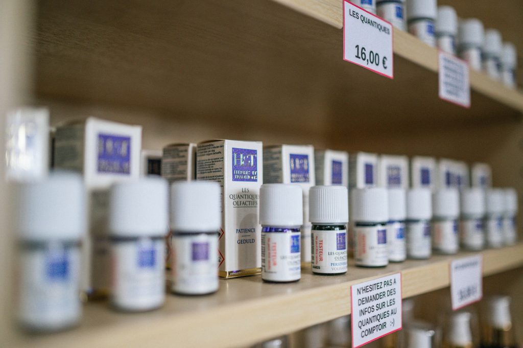 Una fila di confezioni di pillole sullo scaffale di una farmacia