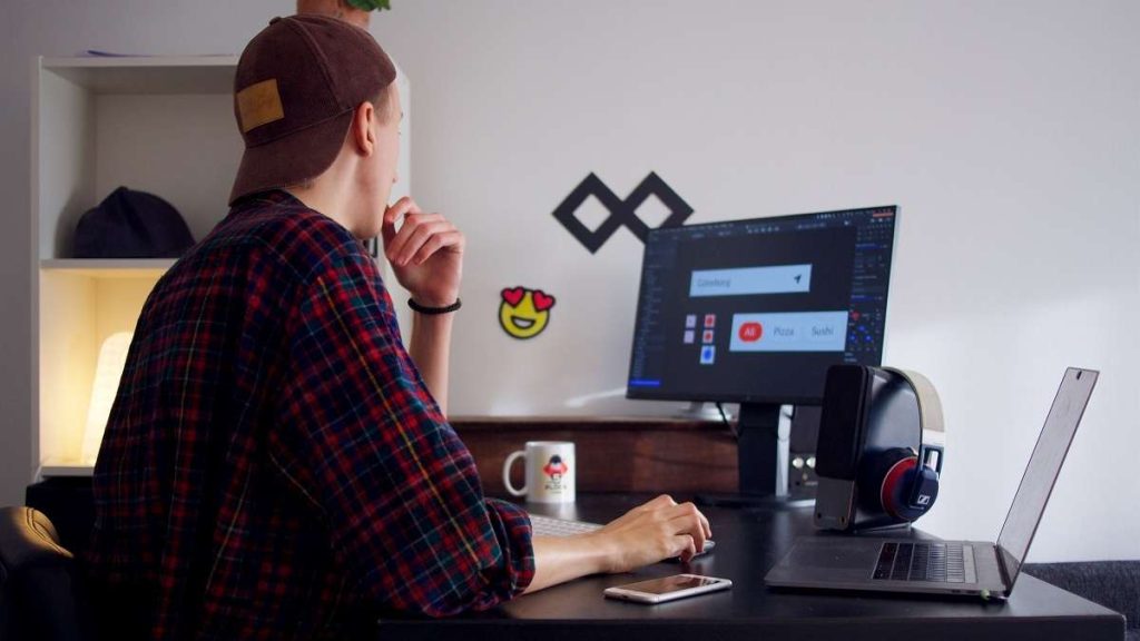 Un freelance che lavora con la Partita IVA forfettaria