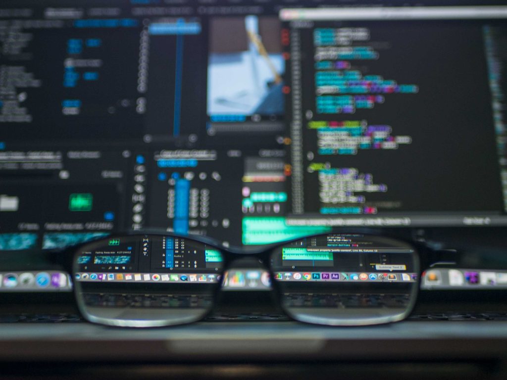 Un paio di occhiali da sole poggiati sulla tastiera di un laptop permettono di leggere meglio ciò che è scritto sullo schermo del computer