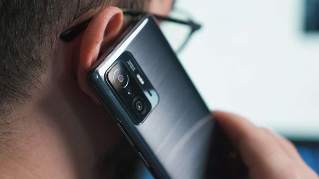 Un agente parla al cellulare