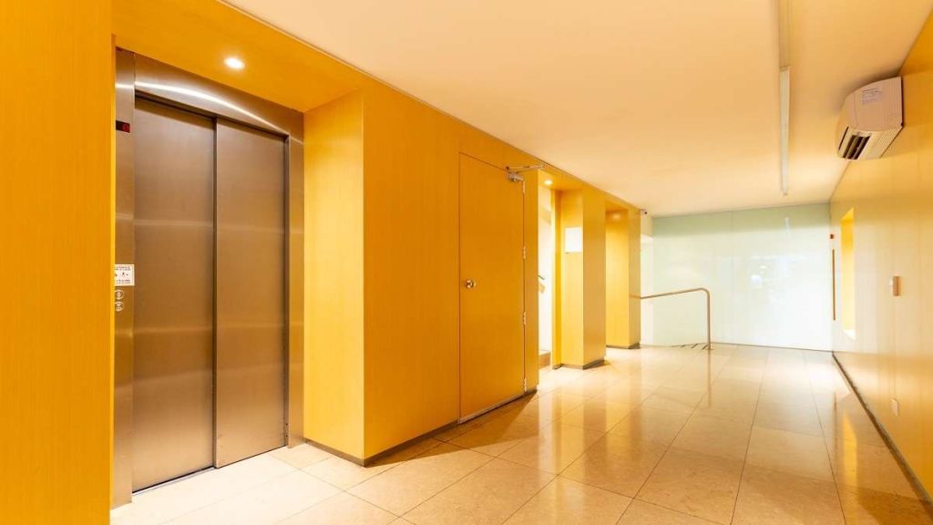L'interno di un edificio con ascensori e senza barriere architettoniche