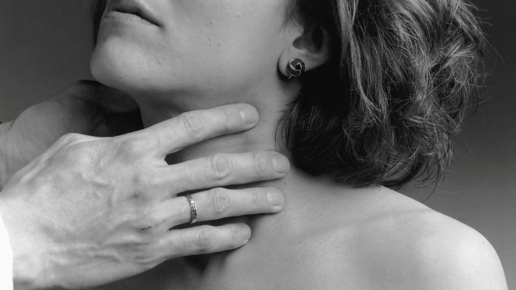 Un medico visita una donna alla tiroide