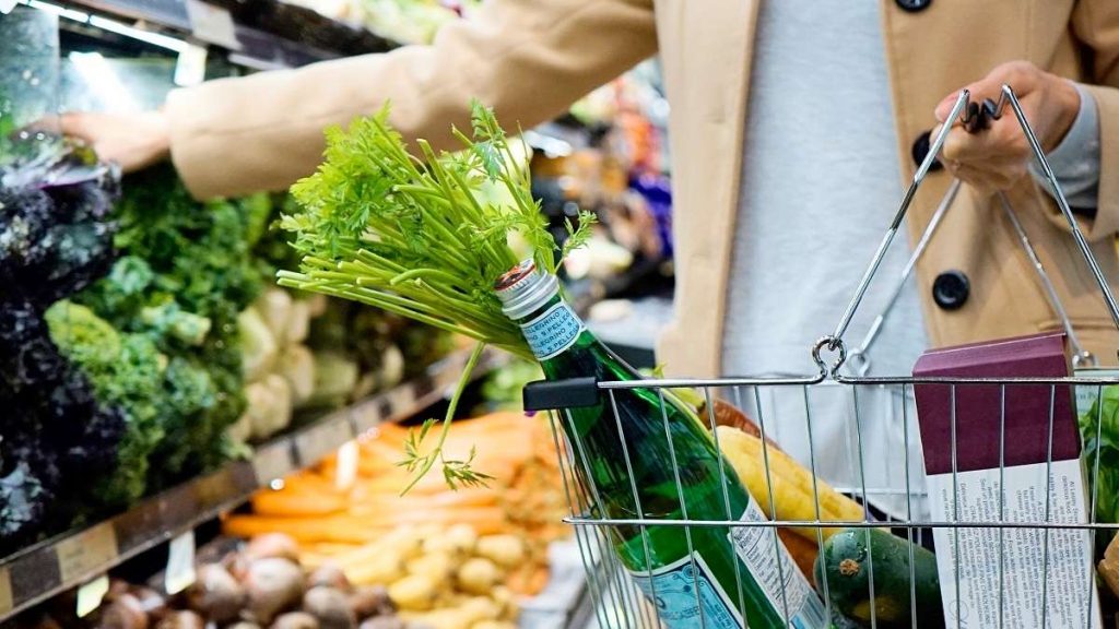 Una donna fa la spesa al supermercato