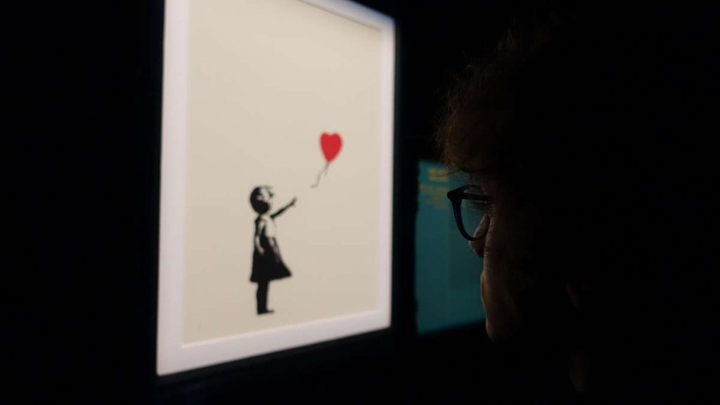 Una visitatrice alla mostra di Banksy