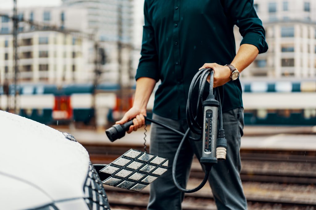 Una persona si appresta a caricare di energia la sua auto elettrica.