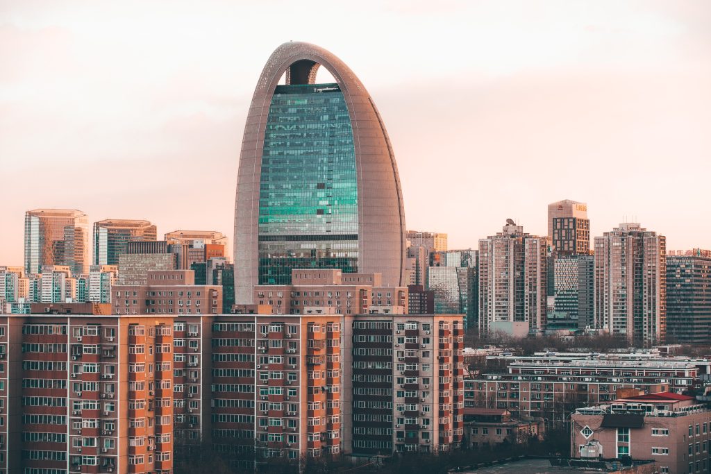Cina, iun grattacielo si erge al centro di una città, circondato da palazzi di 10 piani