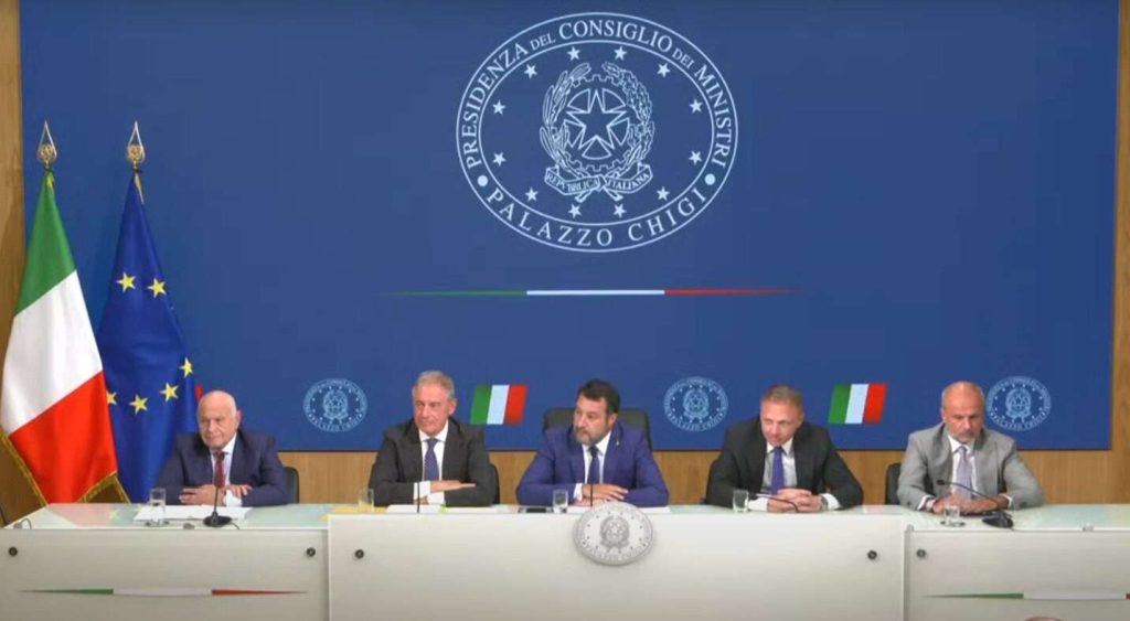 La conferenza stampa seguita al Consiglio dei ministri che ha approvato il decreto Asset. Al centro è seduto il vicepresidente Matteo Salvini