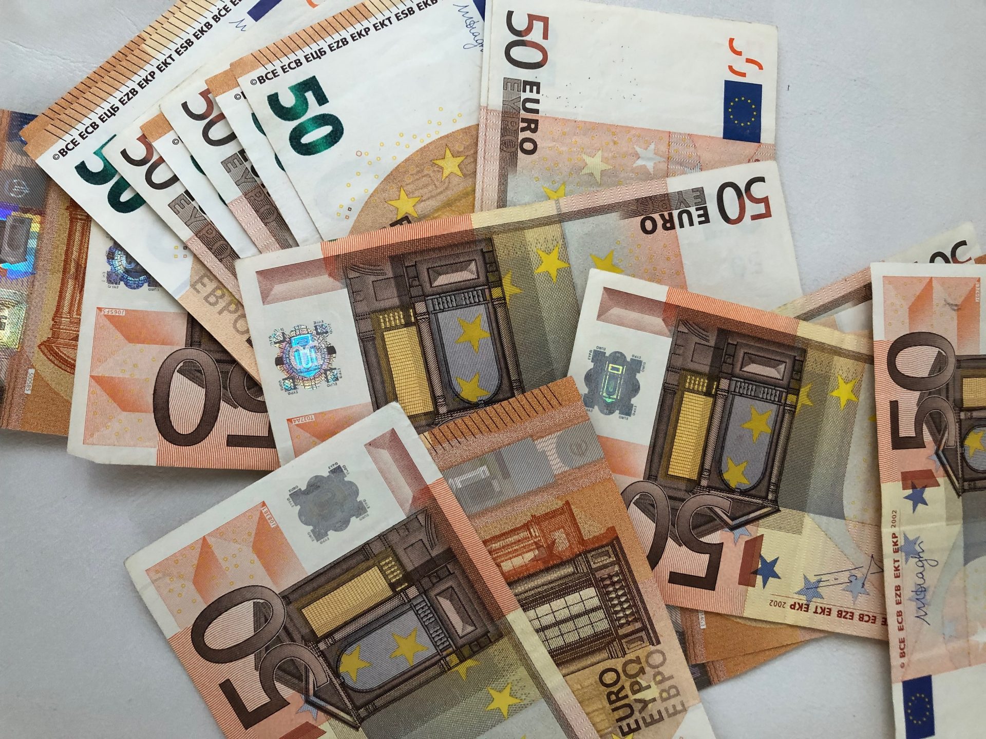 Banconote da 50 euro sparse su un tavolo
