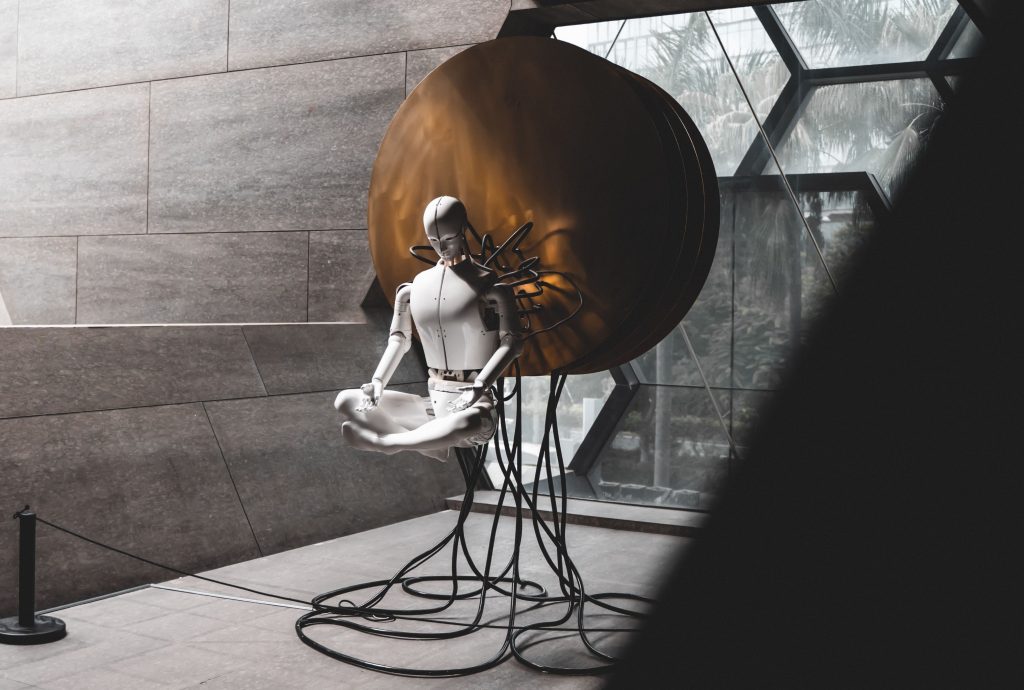 Un'immagine di intelligenza artificiale, con un umanoide che fa esercizi di yoga in uno scenario futuristico