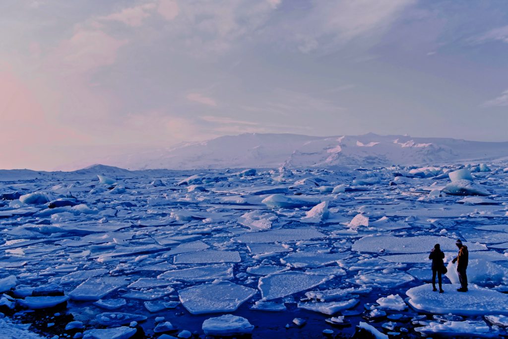 Una distesa di ghiaccio artico si scioglie a causa del riscaldamento ambientale