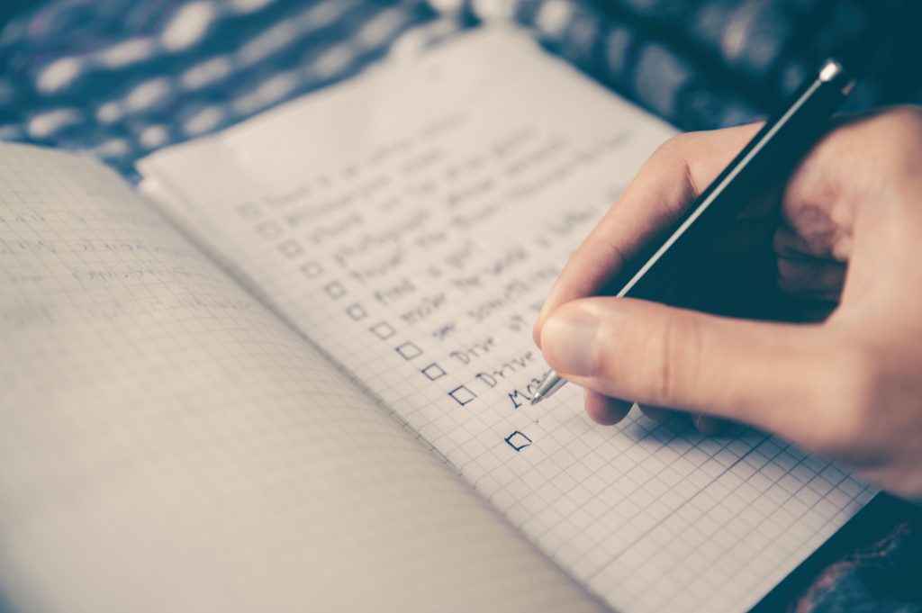 Su una pagina di un quaderno a quadretti è presente una lista di cose da fare.